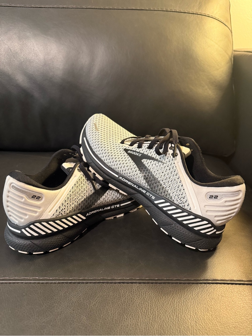 Brooks Women’s Adrenaline GTS 22 Black and White Running Shoes - Picture 3 of 6